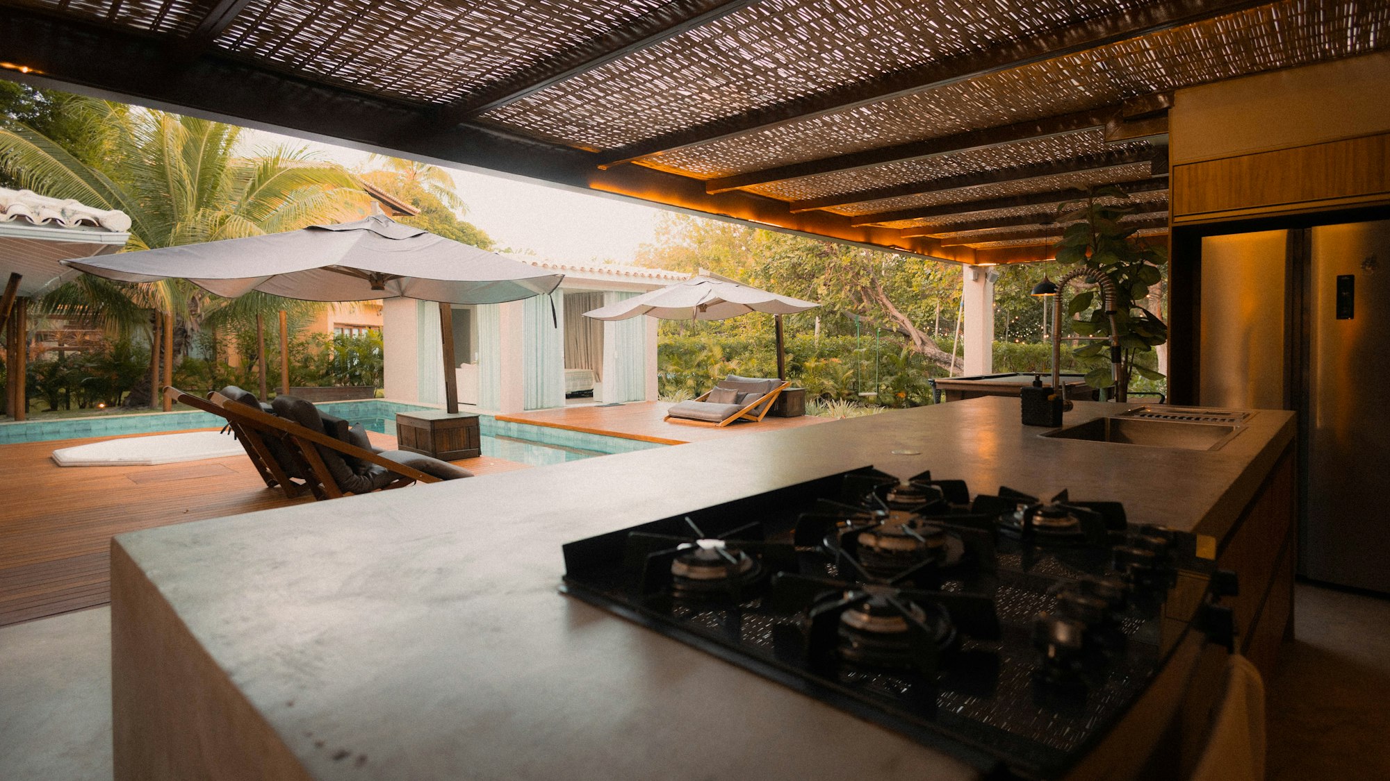 Cozinha exterior em betão e madeira