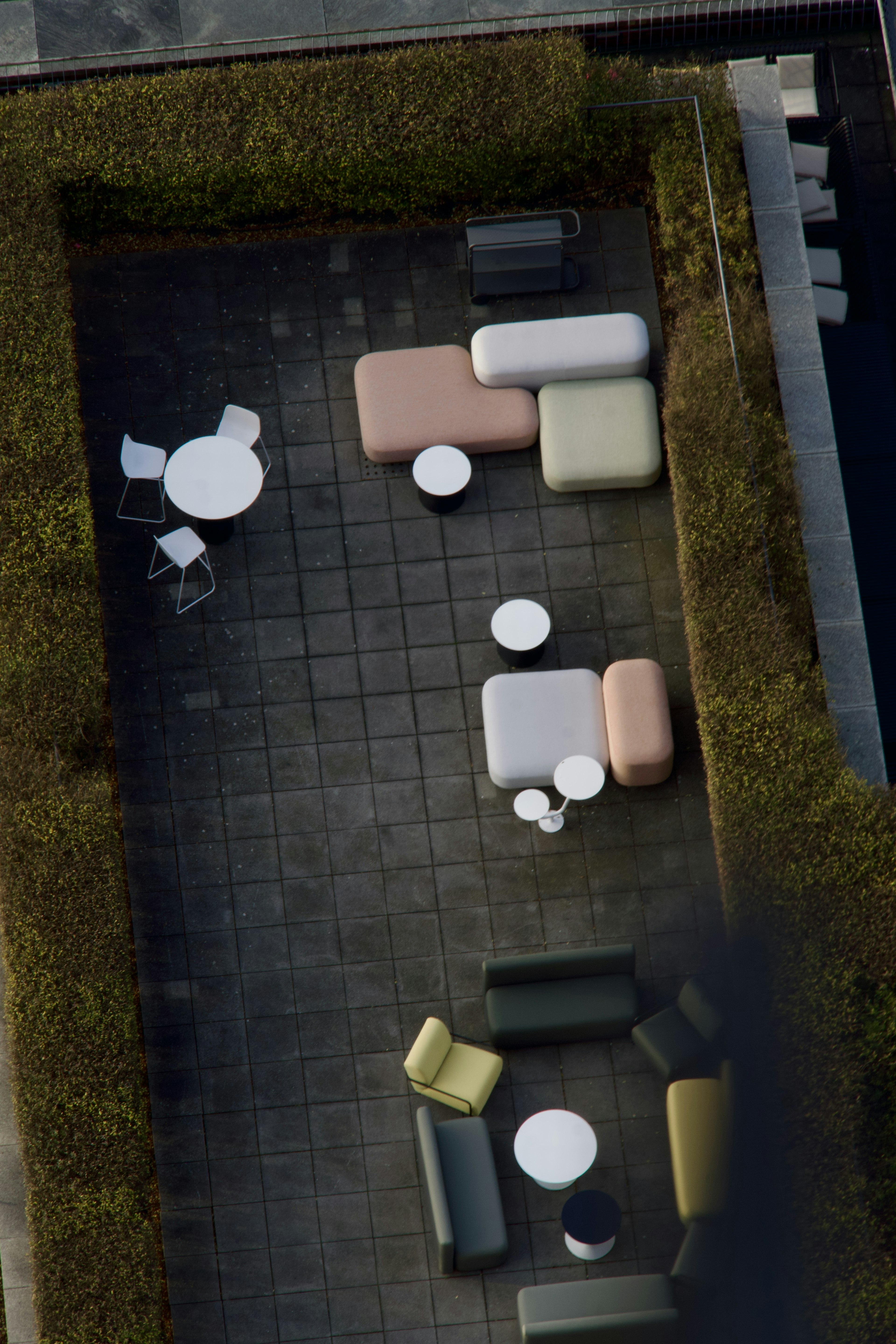 Zona de estar exterior com sofás e mesa baixa