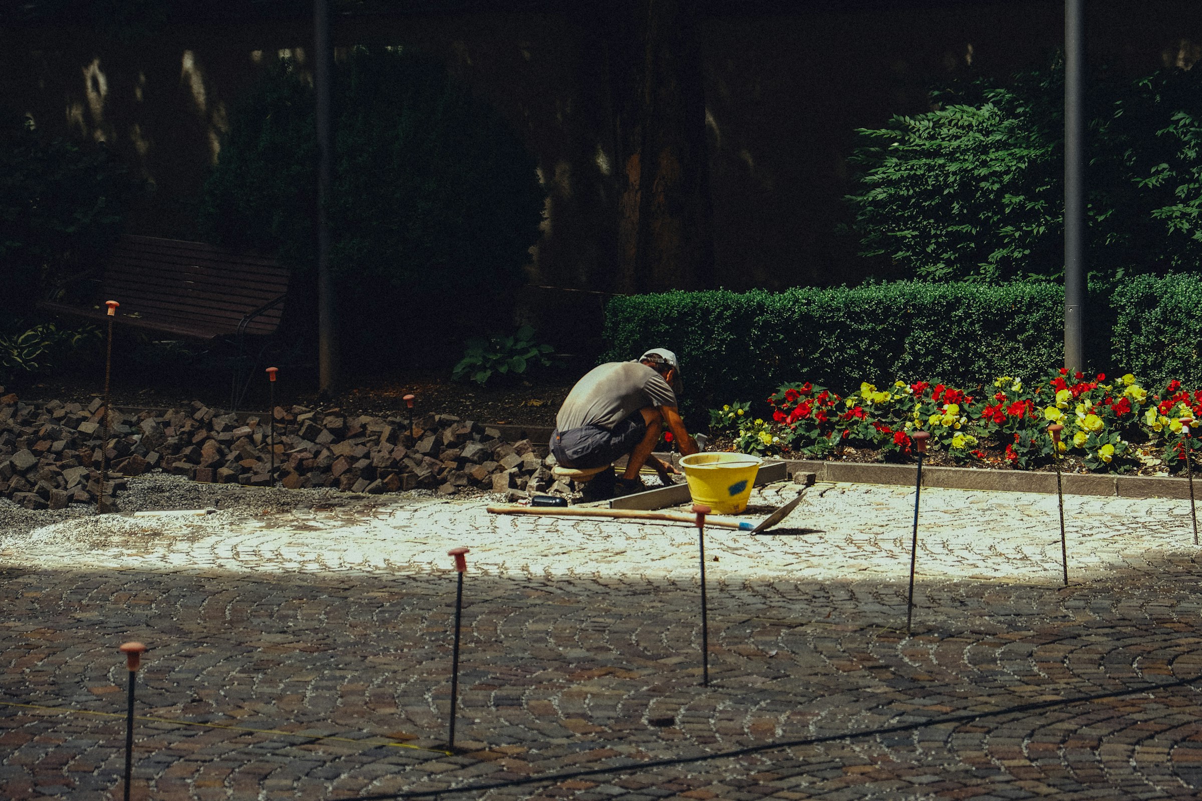 Trabalho de pavimentação num jardim